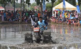 Seru! Petani Magetan Balapan Traktor Perebutkan Hadiah Kambing