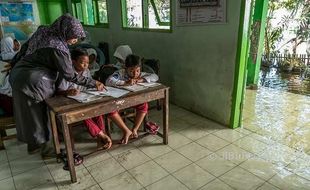 FOTO BENCANA JATENG : Banjir Rendam Kudus, Sekolah Jalan Terus