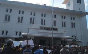 DEMO MADIUN : Warga Datangi Balai Kota dan DPRD Minta Kasus E-Rapor Dimediasi