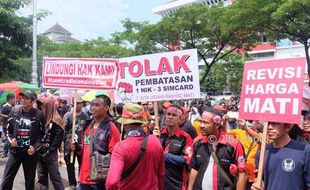 DEMO SEMARANG : SIM Card Dibatasi, Pemilik Konter Seluler Datangi Kantor DPRD