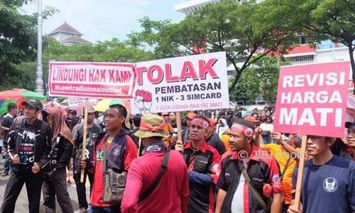 DEMO SEMARANG : SIM Card Dibatasi, Pemilik Konter Seluler Datangi Kantor DPRD