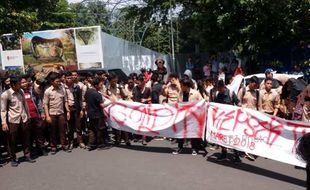 PENDIDIKAN SEMARANG : Siswa SMAN 1 Beraksi Dukung Rekan yang Di-DO, Simak Videonya...