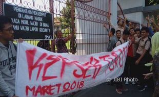 PENDIDIKAN SEMARANG : Dukung Korban DO Paksa, Siswa Desak Mundur Kepala SMAN 1 Semarang