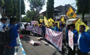 DEMO MAHASISWA : Tolak UU MD3, Aktivis PMII Madiun Usung Keranda Mayat ke Gedung DPRD