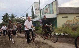 PILKADA 2018 : Begini Laporan Ganjar Pranowo Setelah Lintasi Jalan Rusak di Cilacap