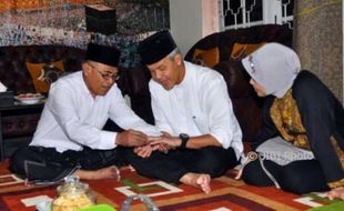 PILKADA 2018 : Dari Ulama Temanggung , Ganjar Pranowo Terima Batu Akik