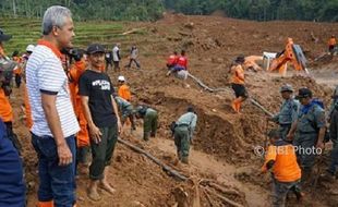 PILKADA 2018 : Didatangi Ganjar, Pria Ini Ngaku Sempat Tertimbun Longsor di Brebes