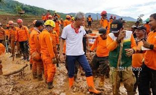 PILKADA 2018 : Pamer Foto Kunjungan ke Lokasi Bencana, Ganjar Panen Dukungan