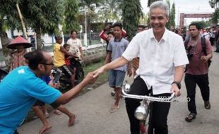 FOTO PILKADA 2018 : Ganjar Pranowo Kampanye Naik Sepeda