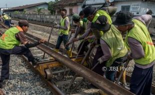 FOTO LALU LINTAS DEMAK : Rel Semarang-Purwodadi Diganti