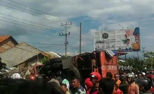 KECELAKAAN BREBES : Tabrakan Karambol Tewaskan 6 Orang Diduga Karena Rem Truk Blong