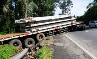 FOTO KECELAKAAN LALU LINTAS : Truk Ini Adang Jalur Solo-Semarang