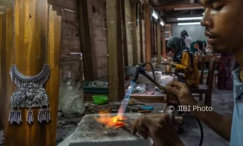 FOTO INFO BELANJA : Perhiasan Logam Demak Mulai Rp100.000