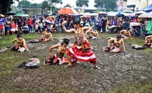 FOTO KESENIAN JATENG : Festival Kuda Lumping Digelar di Semarang