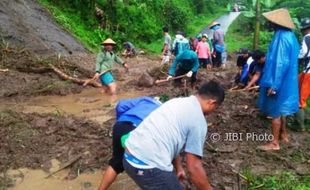 BENCANA JATENG : Longsor Landa Jepara, Akses 2 Desa Putus