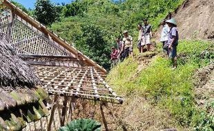 LONGSOR PONOROGO : Longsor Terjang 4 Rumah di Dayakan, 12 Jiwa Mengungsi