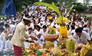 FOTO NYEPI 2018 : Melasti Digelar di Pantai Marina Semarang