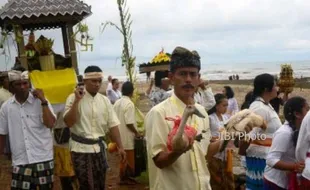 FOTO NYEPI 2018 : Melasti di Pantai Tirta Samudera, Jepara