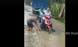 VIDEO UNIK : Terjebak Cor Beton, Begini Reaksi Ibu-Ibu Pengendara Motor...