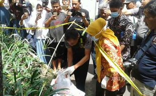 Mayat Bayi Dibuang di Tepi Jalan, Warga Sempat Kejar Pembuangnya