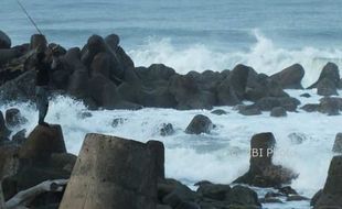 Tak Melaut karena Gelombang Tinggi, Nelayan Pantai Glagah Pilih Memancing