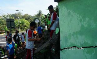 Siswa SMPN 2 Patuk Kerja Bakti Bersihkan Runtuhan Tembok Pagar Sekolah