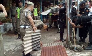 Lapak Pedagang Pasar Setan Dibongkar Paksa