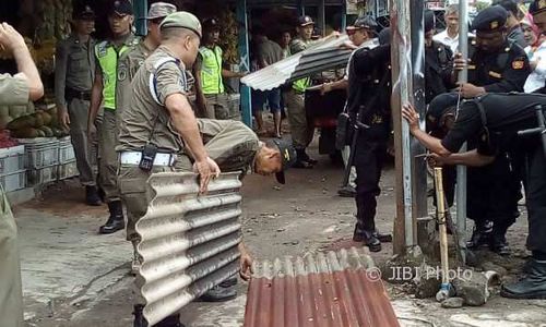 Lapak Pedagang Pasar Setan Dibongkar Paksa