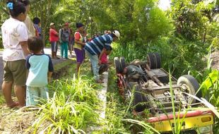 KECELAKAAN KULONPROGO :  Tanah Amblas, Truk Bermuatan Batu Andesit Terguling ke Jurang