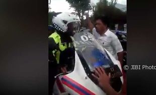 VIDEO VIRAL : Tabrak Pengendara Motor saat Kawal Konvoi Moge, Polisi Ini Bikin Geram Warga…