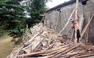 BENCANA SRAGEN : Rumah Tukang Becak di Masaran Ambruk Tergerus Arus Sungai Grompol