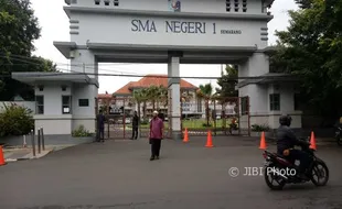 PENDIDIKAN SEMARANG : Ini Bentuk Dukungan Siswa SMAN 1 Atas DO yang Menimpa AN dan AF...