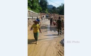 BENCANA PACITAN : Timbunan Material Dibersihkan, Jalan Masuk ke Waduk Tukul Bisa Dilewati