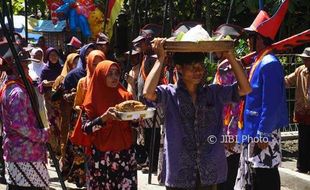 TRADISI GUNUNGKIDUL : 3.500 Ayam Disembelih dalam Wilujengan Madilakiran Ki Ageng Wonokusumo