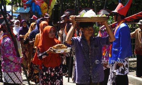 TRADISI GUNUNGKIDUL : 3.500 Ayam Disembelih dalam Wilujengan Madilakiran Ki Ageng Wonokusumo