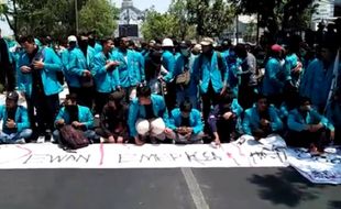 Tinggalkan Kelas, Mahasiswi UMS Surakarta Ini Ganti Absen dengan Berfoto di Lokasi Demo