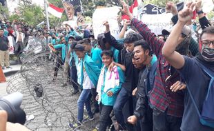 Demo di Solo, Mahasiswa Luka, Sejumlah Fasilitas DPRD Rusak