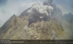 Gunung Merapi Semburkan Awan Panas Setinggi 800 Meter