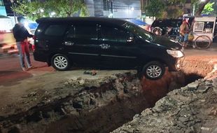 Pembuatan Saluran di Semarang Bikin Mobil Terperosok