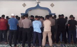 Mahasiswa Kudus Salat Gaib untuk Korban Demo di Kendari