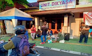 Peduli Kabut Asap, Mahasiswa Upgris Semarang Ngamen di Jalan