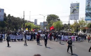 Datang dari Berbagai Penjuru, Mahasiswa Se-Soloraya Gelar Demo Besar-Besaran