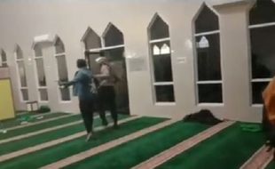 Viral Oknum Aparat Kejar Demonstran Masuk Masjid, Polda Sulsel Minta Maaf