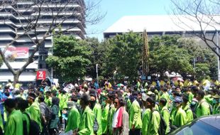 Ribuan Mahasiswa Geruduk Kantor DPRD dan Gubernur Jateng di Semarang