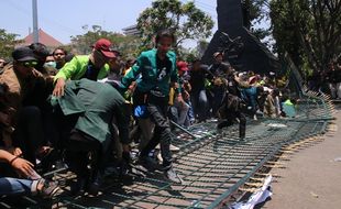 Mahasiswa Semarang Unjuk Rasa Tolak RUU & UU Kontroversial, Ini Foto-Foto Aksi Mereka…