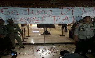 Massa Aksi di Semarang Segel Gedung DPRD Jateng