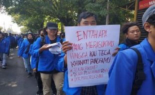 Trending Sosmed: Foto-Foto Unik Aksi #GejayanMemanggil, Demo Apa Curcol?