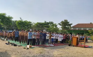 Warga dan Santri Ponpes Sukoharjo Gelar Salat Minta Hujan