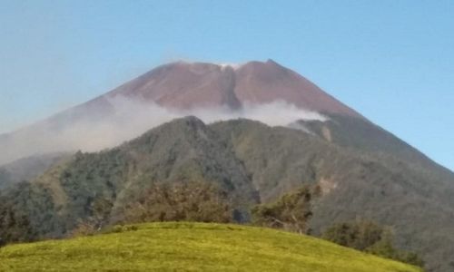 Gunung Slamet Berstatus Waspada, Konon Jika Meletus Pulau Jawa Bisa Terbelah