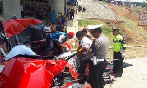 Sedan Tabrak Truk di Tol Batang, 2 Tewas di Tempat